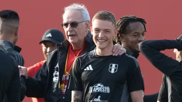 Oliver Sonne reveló la charla que tuvo con Jorge Fossati previo al duelo ante Uruguay por Eliminatorias. | Foto: AFP