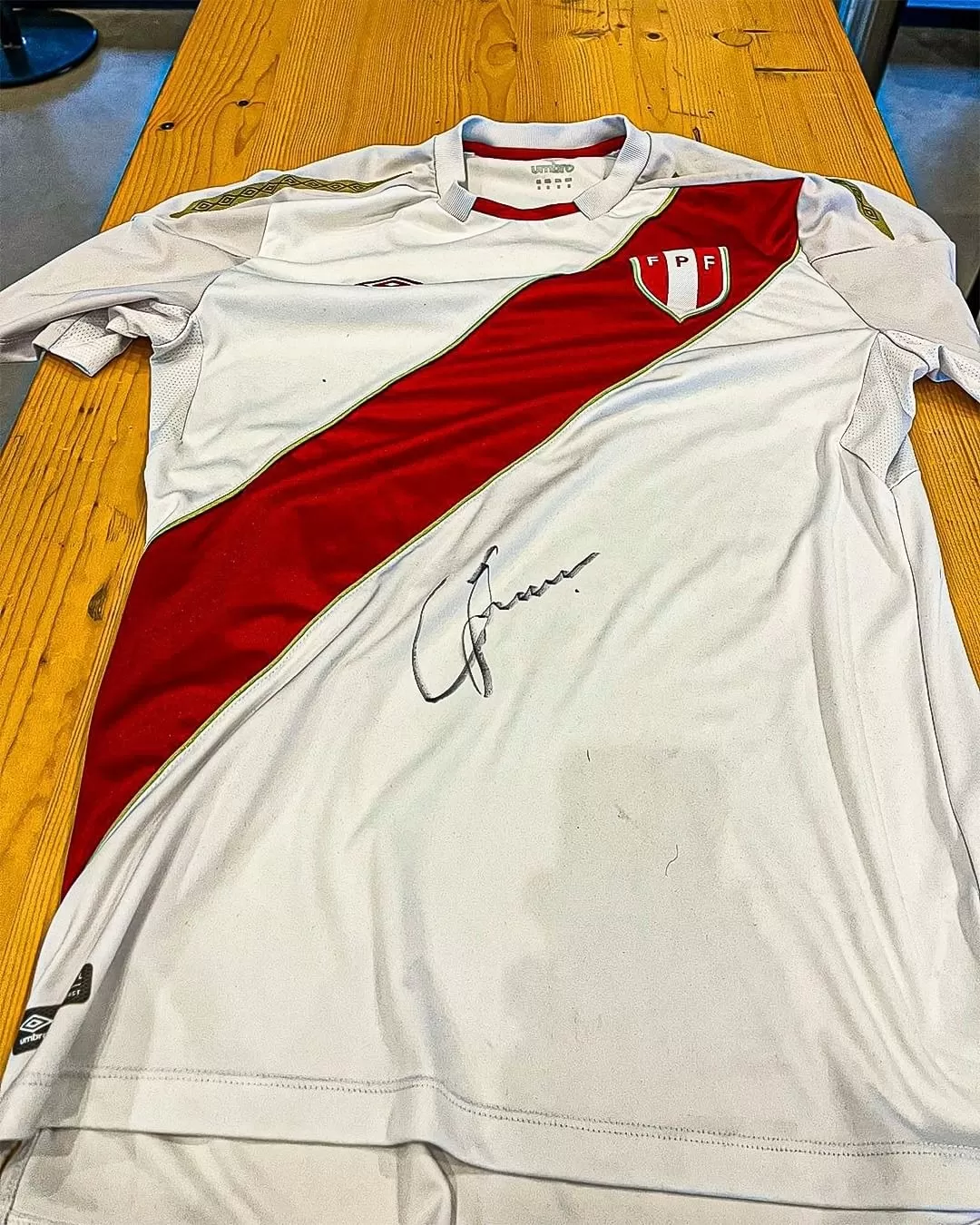 Camiseta peruana firmada por Oliver Sonne. | Foto: IG
