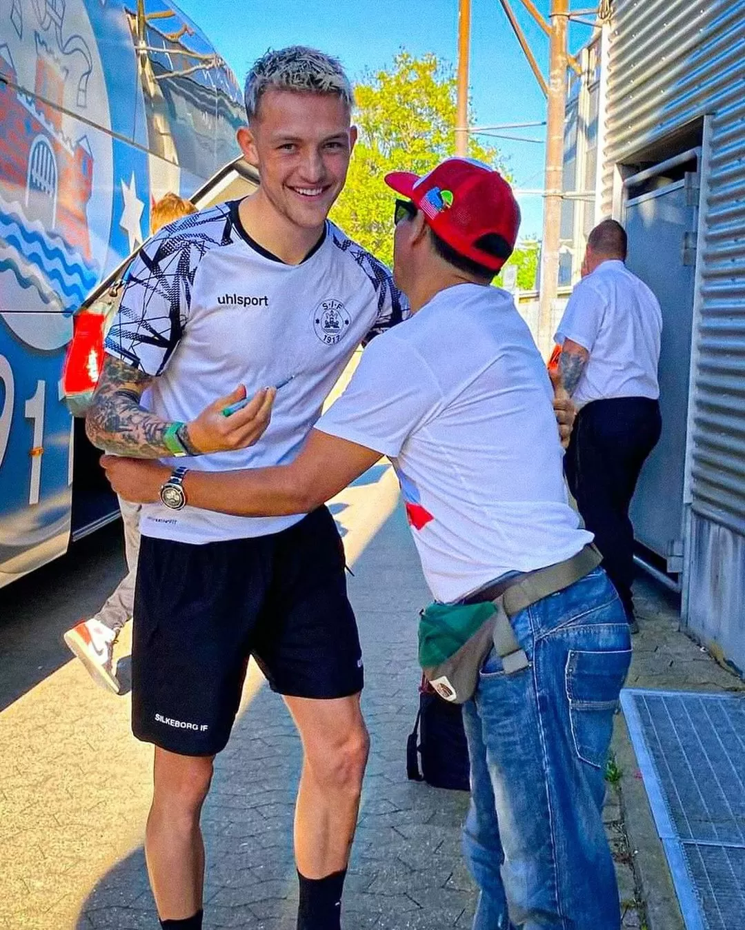 Oliver Sonne junto a peruanos en Dinamarca. | Foto: Instagram