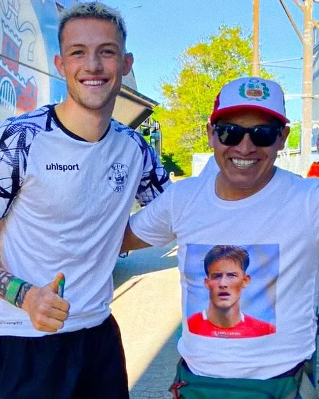 Oliver Sonne junto a peruanos en Dinamarca. | Foto: Instagram.