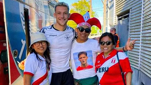 Oliver Sonne tuvo la iniciativa de acercarse y saludar a unos peruanos en Dinamarca. | Foto: Instagram.
