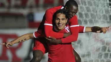 Paolo Guerrero y Luis Advíncula celebrando un gol en la Copa América 2011. | Foto: AFP