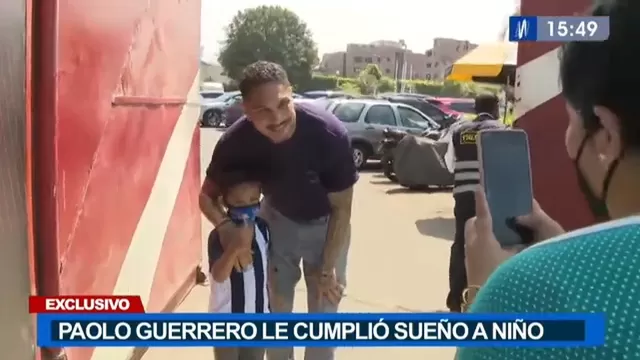 Paolo Guerrero le cumplió sueño a niño en los exteriores de la Videna