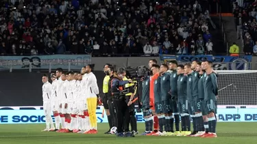 Gran gesto de la hinchada argentina en el partido ante Perú. | Foto: AFP