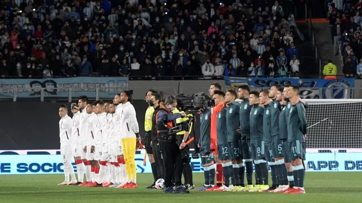 Hinchada argentina aplaudió el Himno Nacional del Perú en el Monumental