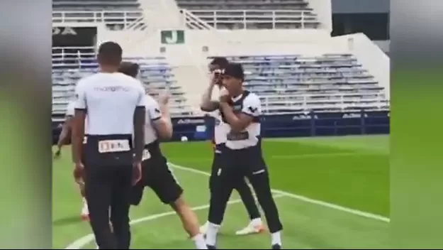 Perú vs. Argentina: Yoshimar Yotún y Santiago Ormeño simularon divertida pelea