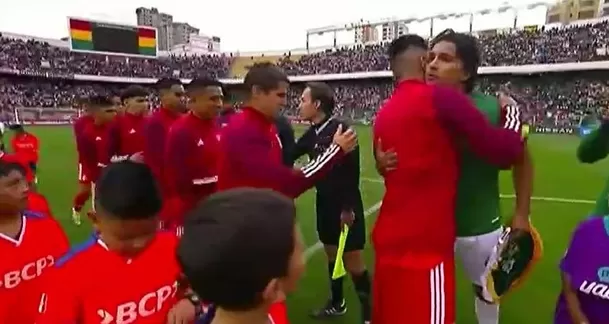 El saludo de Carlos Zambrano a Marcelo Moreno Martins. | Foto: Captura Movistar Deportes