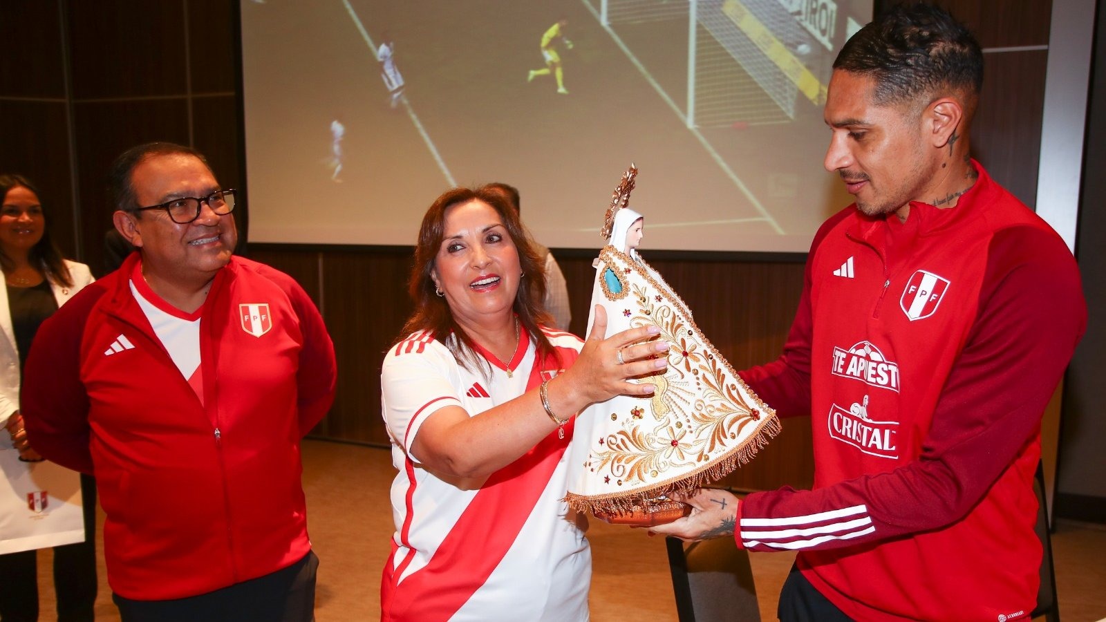 Dina Boluarte visitó a la selección peruana. | Foto: @SeleccionPeru