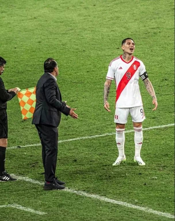 Juan Reynoso y Paolo Guerrero tras el gol de Brasil | Foto: Pase Filtrado.