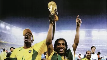 Roque Júnior y Ronaldinho con la Copa del Mundo conquistada en Corea-Japón 2002 | Foto: Conmebol.