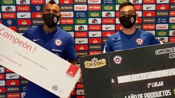 Arturo Vidal orgulloso con su premio | Foto: Selección Chilena.