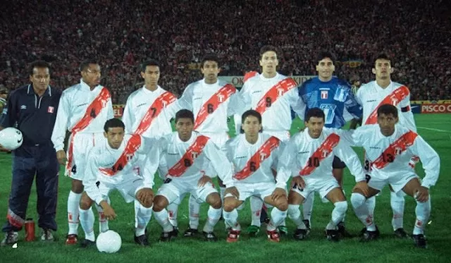 Selección peruana que enfrentó a Chile en 1997 por las Eliminatorias a Francia 98. | Foto: AFP