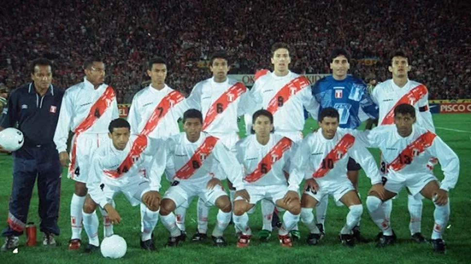 Selección peruana que enfrentó a Chile en 1997 por las Eliminatorias a Francia 98. | Foto: AFP