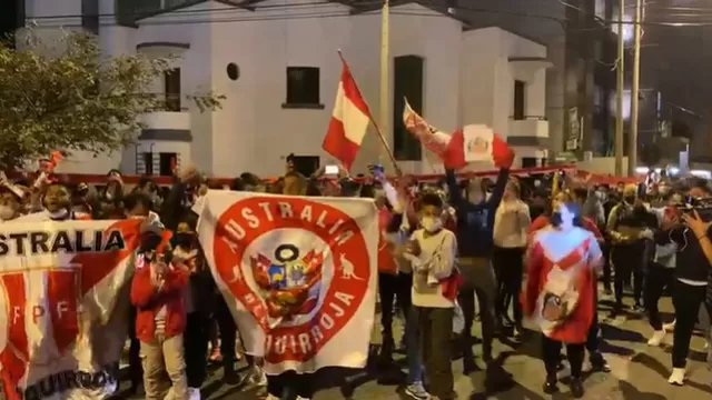 Perú vs. Chile: Hinchada bicolor realizó banderazo en la previa del Clásico del Pacífico