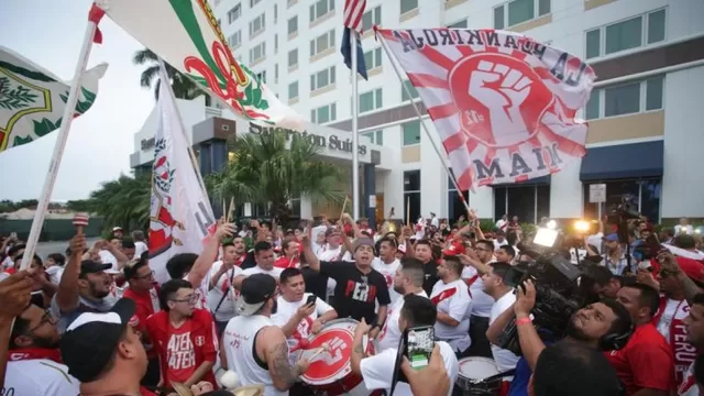 Cientos de peruanos alientan a la selección en las afuera de su concentración en Miami. | Foto: Selección peruana