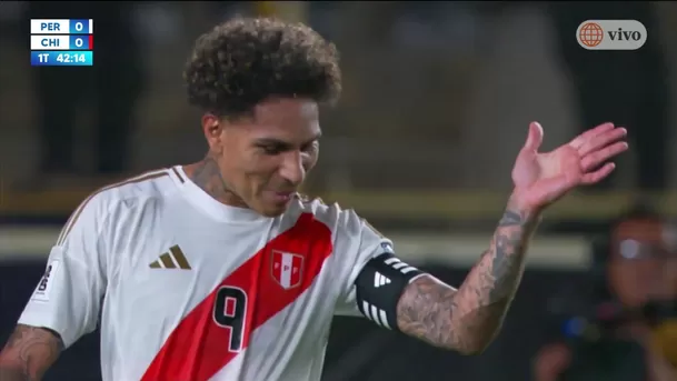 Paolo Guerrero falló a los 41 minutos del primer tiempo del Perú vs Chile. | Foto: América TV.