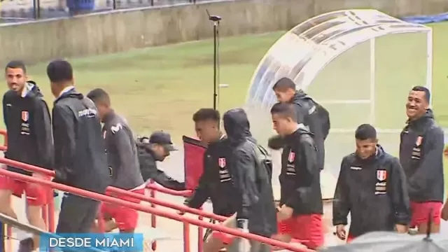 La selección peruana vio afectado sus trabajos por la fuerte lluvia. | Video: América Deportes 
