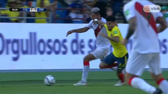 Perú vs Colombia: Carlos Zambrano recibió manazo de Luis Díaz, pero árbitro no vio nada