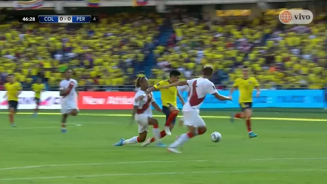 Perú vs Colombia: Carrillo perdió pelota que casi termina en gol y se ganó la amarilla