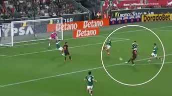 Alex Valera tuvo el 2-1 de Perú vs México y el portero lo evitó con tremenda atajada