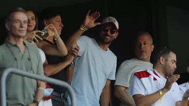 El excapitán de la selección peruana está sentado junto a Luis Advíncula en la tribuna. | Video: Movistar Deportes.