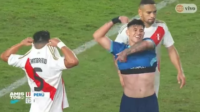 Zambrano y Bareiro intercambiaron camisetas luego de varios roces en el partido / Foto: Fútbol en América