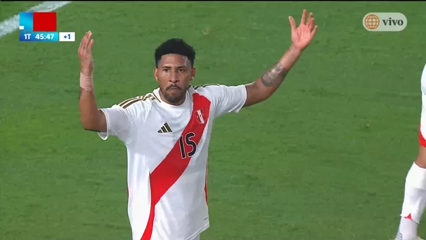 Castillo aprovechó la asistencia de Santamaría de cabeza para pegarle en el borde del área. | Foto: América TV