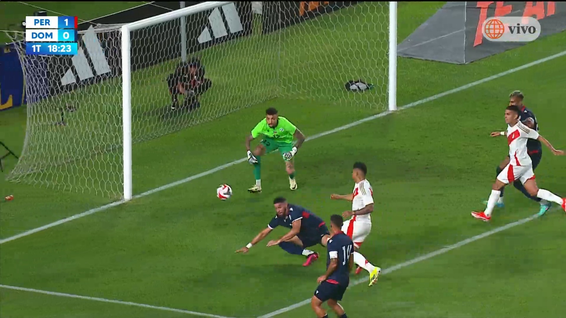 Sergio Peña de tiro libre abrió el marcador a favor de Perú.| Foto: América TV