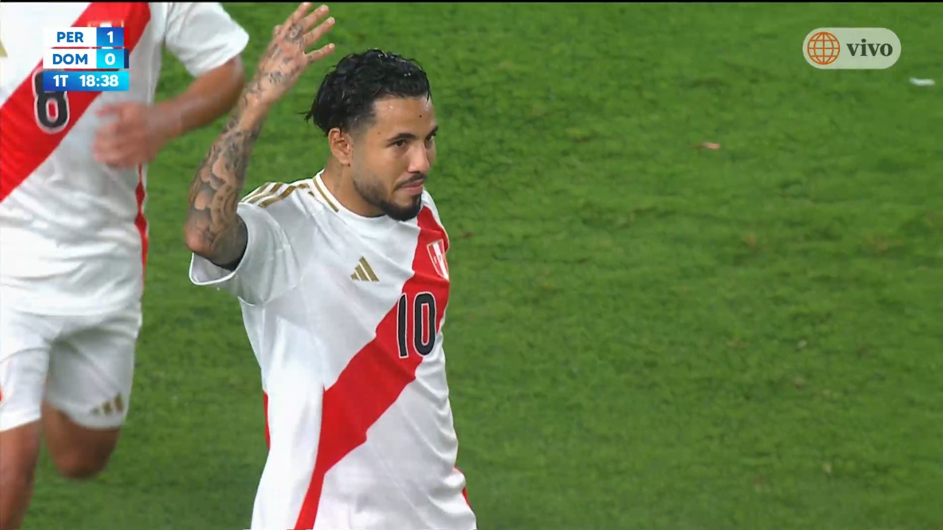 Sergio Peña de tiro libre abrió el marcador a favor de Perú.| Foto: América TV