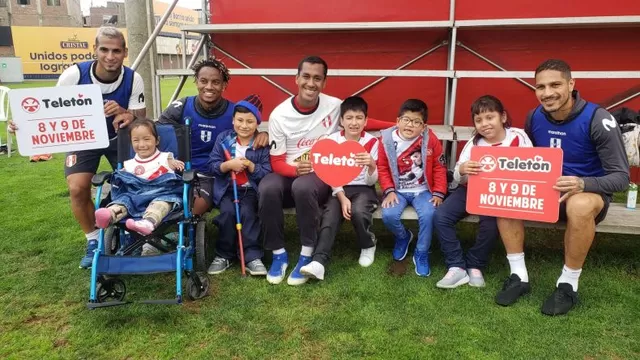 Perú vs Uruguay: la &#39;Bicolor&#39; recibió la visita de niños de la Teletón