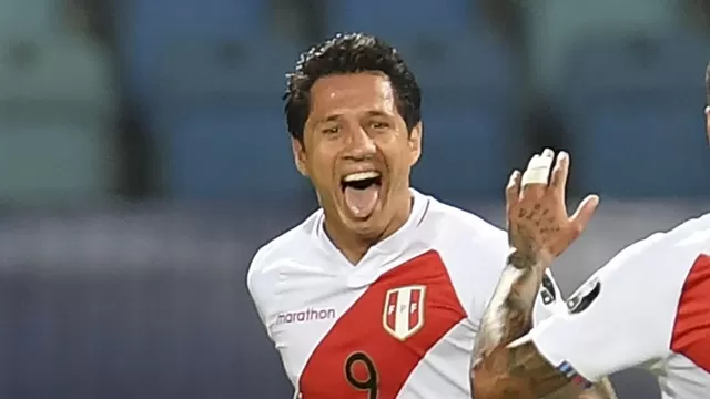 Perú vs. Uruguay: Gianluca Lapadula alienta a la Bicolor desde la tribuna como un hincha más