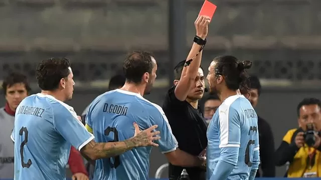 Perú vs Uruguay: roja a Martín Cáceres por fuerte reclamo al árbitro
