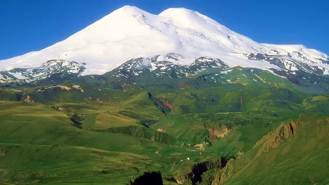 Peruano conquistó el monte más alto de Rusia para motivar a la selección