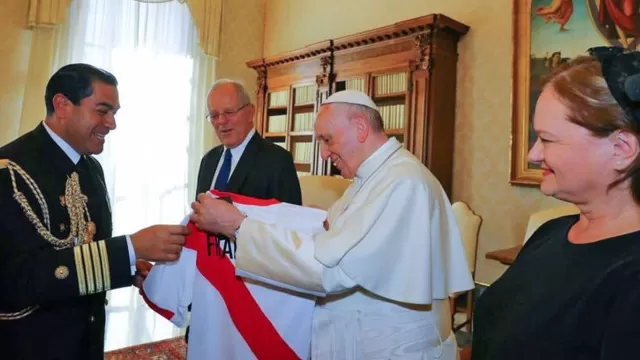 PPK le regaló la camiseta de la selección peruana al papa Francisco