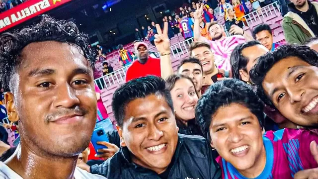 El peruano se acercó a los hinchas peruanos que llegaron hasta las graderías del Camp Nou. | Foto: Twitter.