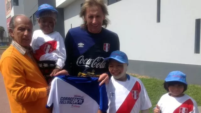 Ricardo Gareca compartió emotivo momento con niños de Aniquem