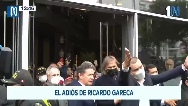 Ricardo Gareca intentó salir caminando del hotel y cantidad de hinchas se lo impidió