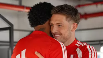 La selección llegó a París para enfrentar a Senegal el sábado