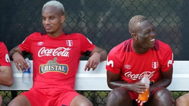 Selección peruana: André Carrillo publicó comercial pateando un penal y Luis Advíncula lo &#39;troleó&#39;