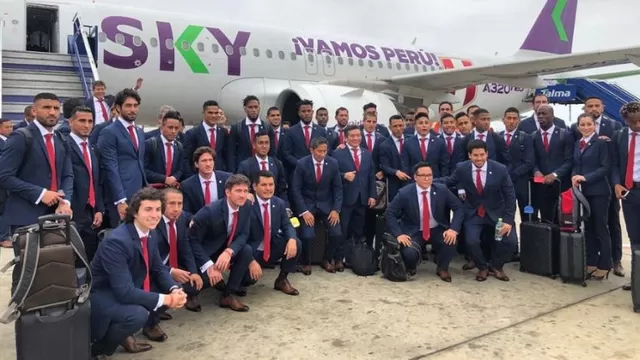 La selección peruana viajó en vuelo chárter a Porto Alegre. | Foto: Instagram SkyPeru