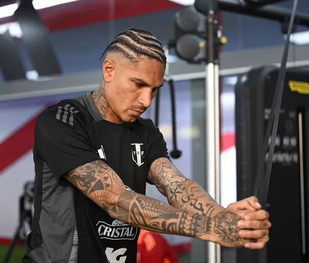 Paolo Guerrero en la práctica de este lunes en la Videna. | Foto: La Bicolor.