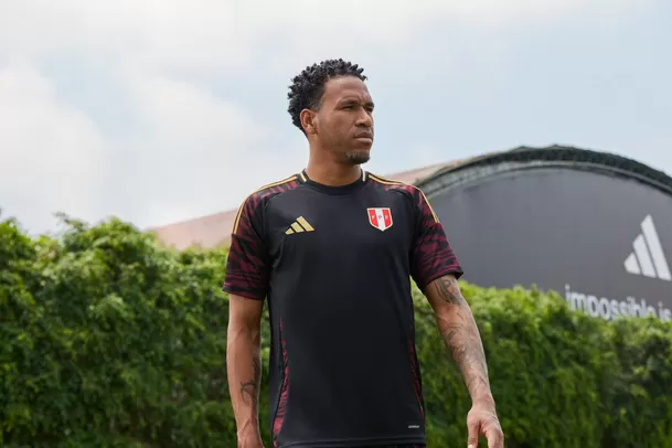 Pedro Gallese luce la camiseta alterna de Perú. | Foto: @SeleccionPeru