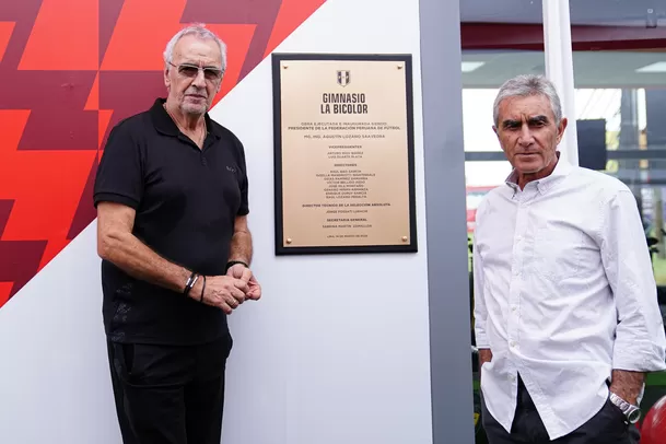 Jorge Fossati y Juan Carlos Oblitas en inauguración del &#39;Gimnasio La Bicolor&#39;. | Foto: FPF