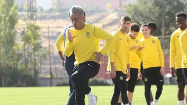 Hamza Hamzaoglu, entrenador de Cueva en Turquía, llenó de elogios al mediocampista peruano. | Foto: Yeni Malatyaspor