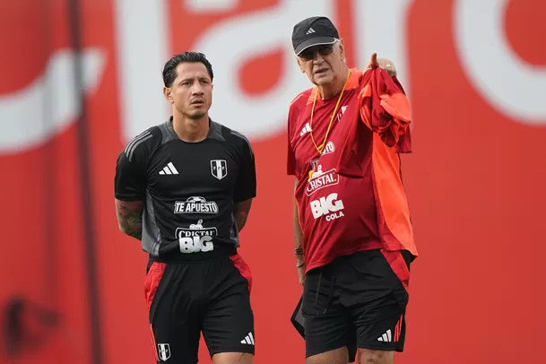 Gianluca Lapadula y Jorge Fossati conversaron en la práctica de Perú. | Foto: La Bicolor.