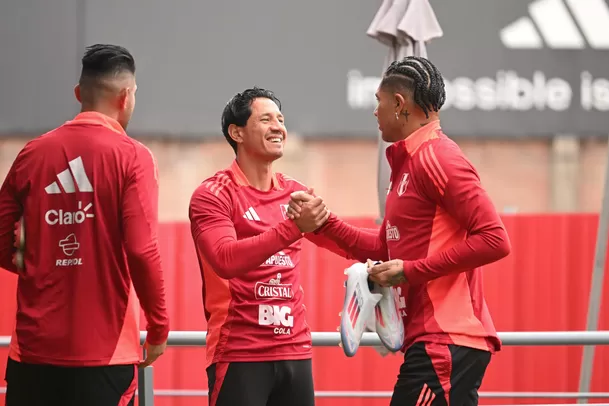 Lapadula tuvo también un afectuoso saludo con Paolo Guerrero. | Foto: La Bicolor.