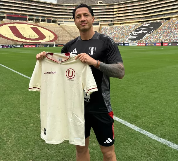 Lapadula ilusionó a los hinchas cremas al verlo con la camiseta del centenario. | Foto: Universitario.