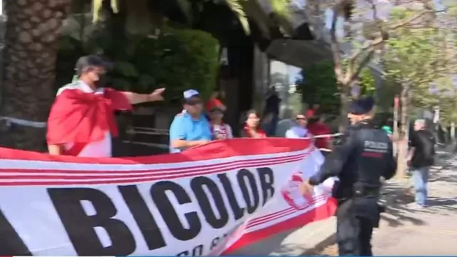 Selección peruana: Hinchas esperan la llegada de la &#39;Bicolor&#39; a Barcelona