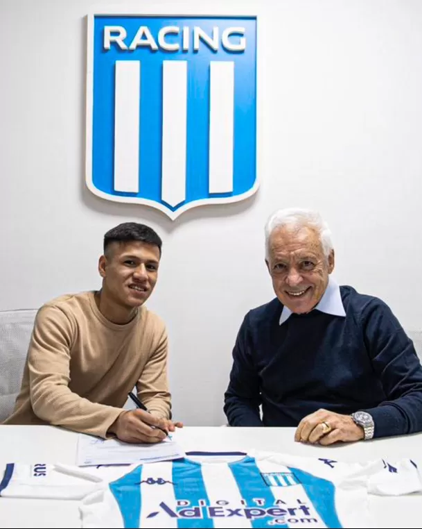 Axel Cabellos firmando contrato profesional con Racing de Argentina / Racing