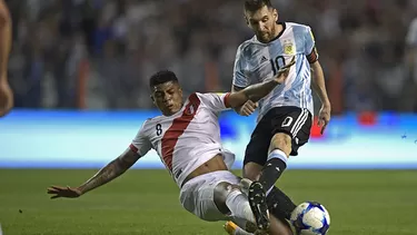 Wilder Cartagena en una jugada con Messi por las Eliminatorias. | Foto: AFP